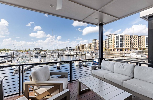 Hideaway at The Cove - Luxury Floating Villa in Downtown Wilmington