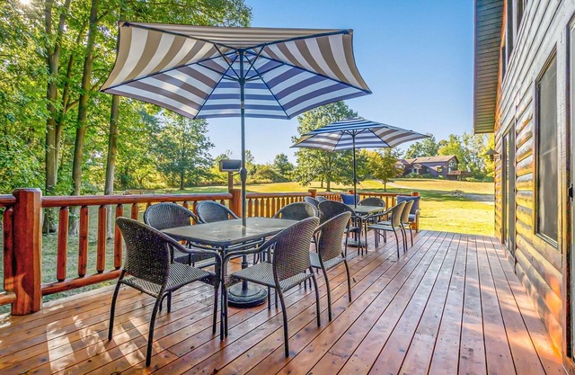 Hideaway Cabin: Private Indoor Pool! Fireplace, Fire Pit, Dog Friendly, Nature