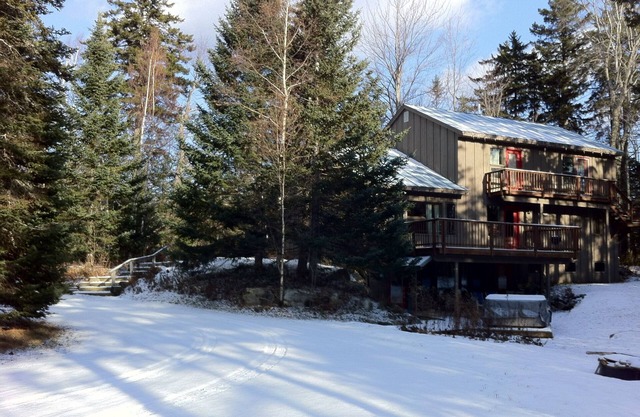 Hideaway Chalet Upper Level -Luxury Apartment Great Location, Hot Tub, Deck