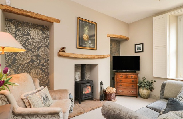 HIDEAWAY COTTAGE, character holiday cottage in Penrith
