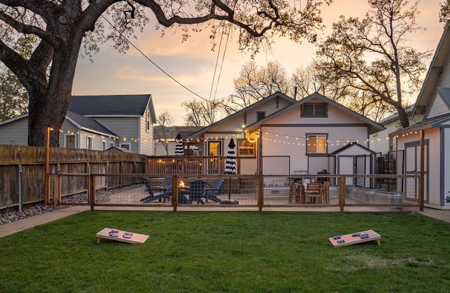 Hideaway on Oak with Fire Pit!