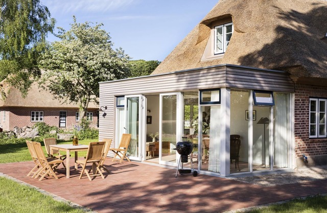 Hideaway under thatch for large families with sauna and stove