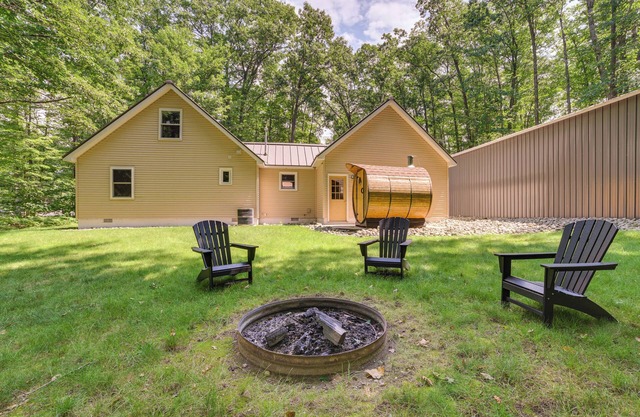 Higgins Lake Retreat w/Dock Access + Beach Nearby
