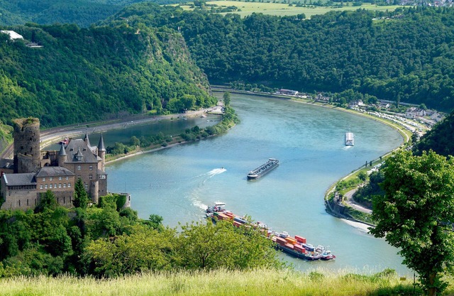 AU-DESSUS DE L'ENORME TOURISME RHEINTAL!