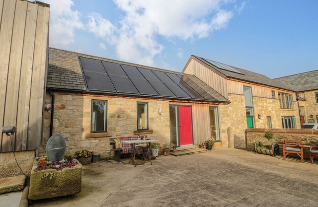 HIGH BARNS COTTAGE, romantic, character holiday cottage in Morpeth