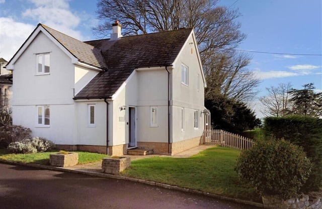 HIGH CLIFF COTTAGE, pet friendly, with a garden in Lyme Regis