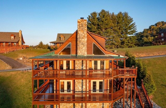 High Country Cabin - Best VIEWS abound! See NC/TN/VA mountains from all levels!!