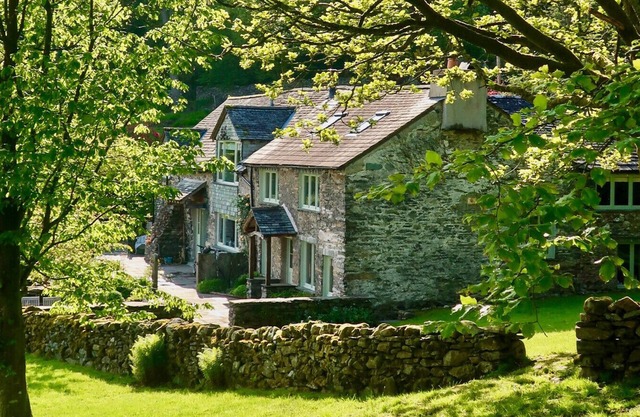 HIGH CUNSEY FARM, family friendly, with open fire in Far Sawrey