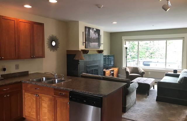 Condo haut de gamme 3 chambres 3 salles de bain ski in / out avec bain à remous privé sur le pont arrière!