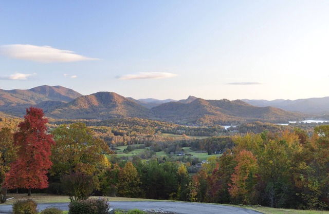 High-end large quiet home with amazing long-range views, close to Lake Chatuge