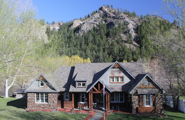 High End Lodging for Medium to Large Groups in the Canyon of the Missouri River!