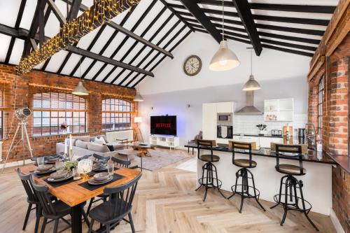 High End Luxury Townhouse in JQ, 4 Bedrooms, Flat screen TV in all rooms, Free Parking, Near Birmingham City Centre DEPOSIT REQUIRED