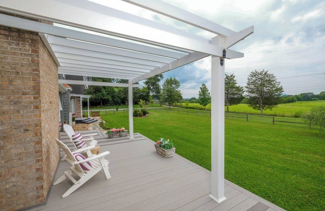 High end, pet friendly 2br w/ game room and fenced-in yard!
