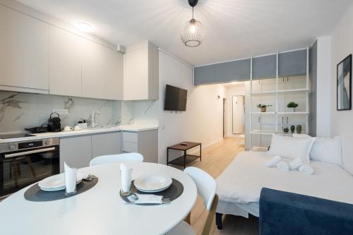 High-end Studio with Panoramic View, Parking &Pool