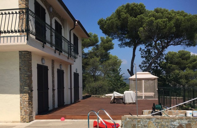 High-end villa w. panoramic views of the Med & the mountains.