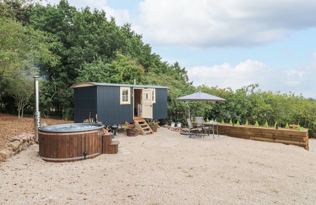 HIGH GROUNDS SHEPHERD'S HUT, romantic, with hot tub in Ashbourne