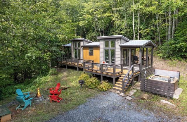High Hollow Cottage: Modern Tiny Home with Hot Tub and Fire Pit