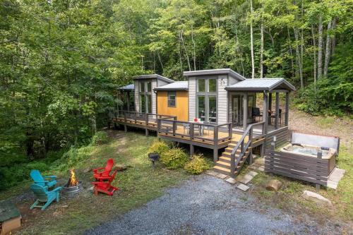 High Hollow Cottage Modern Tiny Home with Hot Tub
