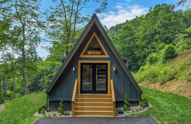 High Peak A-Frame NEW Mountain cabin with XL Hot Tub, and Walk-to-Town Location