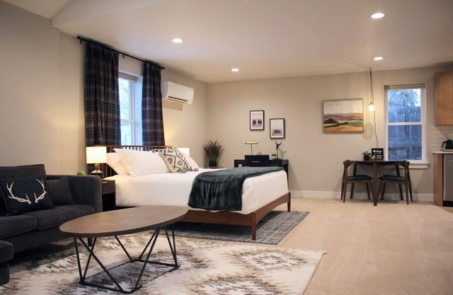 Luxury Studio Blocks from Capitol & Downtown