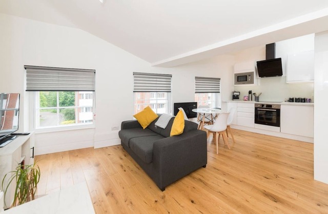 High quality 1bed central apt for 3 w/free parking