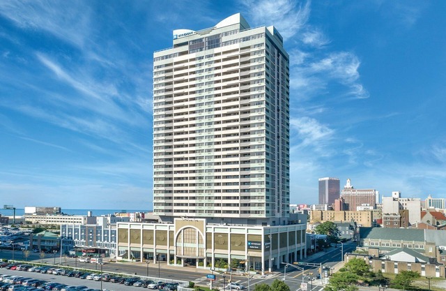 Atlantic City Boardwalk High Rise Resort près des casinos avec piscine intérieure et bain à remous extérieur