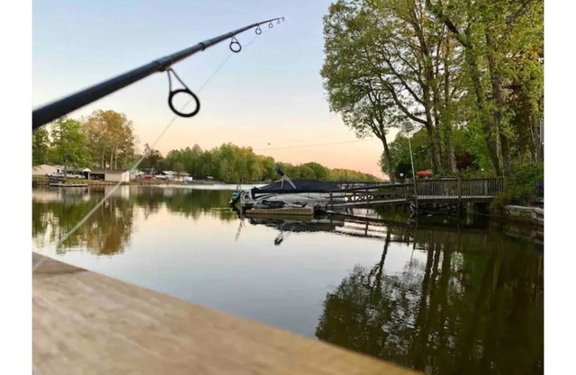 High Rock lakefront escape-dock, firepit, kayak, paddle board, fishing, swimming