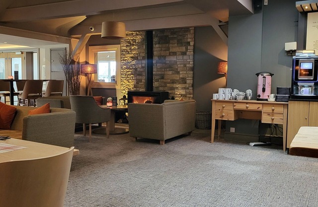 High spec lake side lodge locate on a 5 star golf club and country park