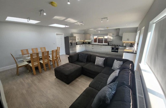 High Spec Large 6 Bedroom House!