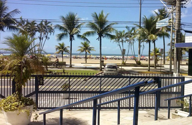 Plage av de front de mer haut de gamme avec chaises longues installées sur la plage