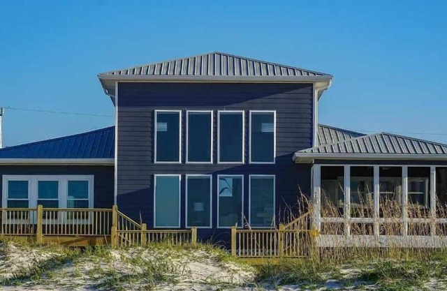 5 Bed, 3 bath ~ Beach House ~ Sleeps up to 16 ~ High Tide Beach House ~ Prickett Properties