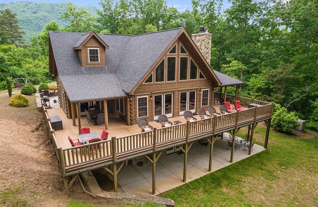Log Lodge luxueux à Black Mountain vous attend ... Restez dans le style!