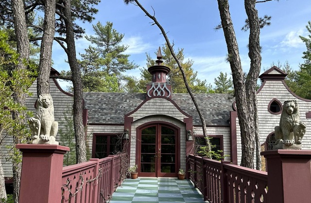 High Tower & Pool House: two secluded homes with pool