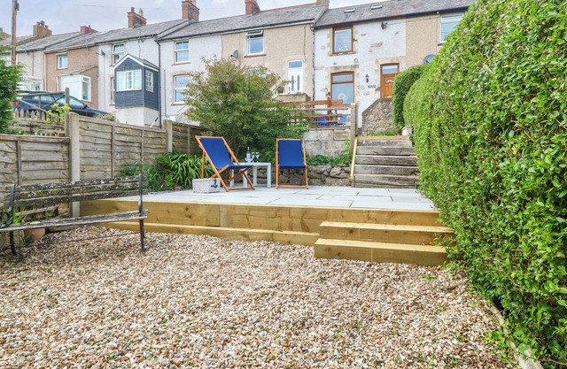 HIGH VIEW COTTAGE, family friendly, with open fire in Penrhyn Bay