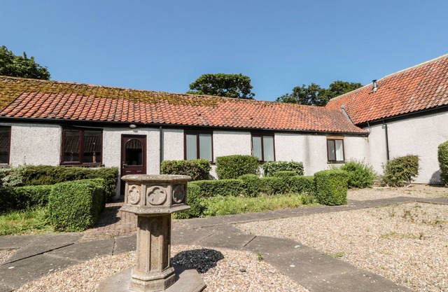HIGHCLIFFE COTTAGE, pet friendly, with a garden in Flamborough