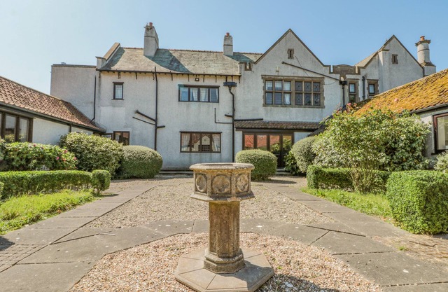 HIGHCLIFFE MANOR, pet friendly, with hot tub in Flamborough