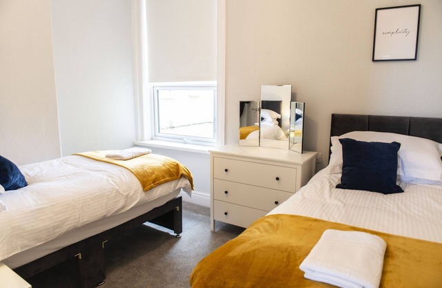 HIGHCLIFFE PROMENADE SUITE - TWIN BEDS - BEACH VIEWS