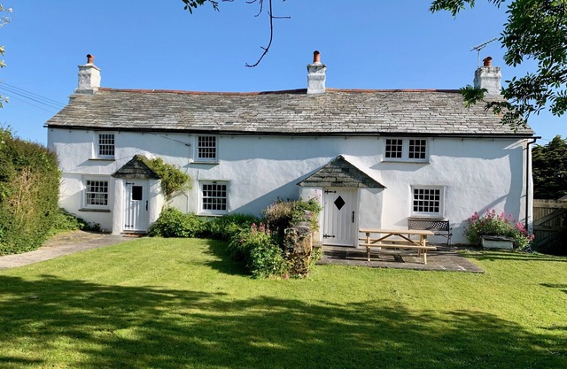 HIGHER HILL HOUSE, pet friendly, with open fire in Crackington Haven