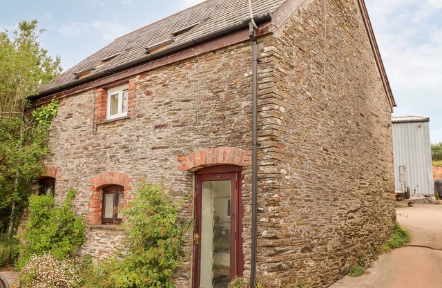 HIGHER NORTON BARN, pet friendly in East Allington, Devon