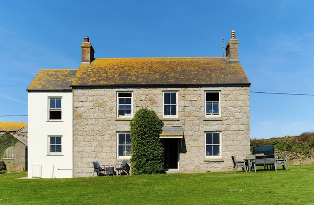 HIGHER ROSKESTAL, pet friendly, with open fire in Porthgwarra
