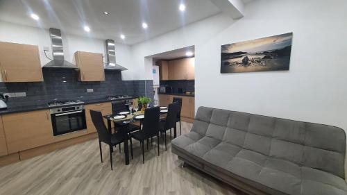 Highfield House - Ensuite, Parking, Wifi, Smart TV, Self Catering - Serving Contractors, Tourists, Santa Pod & Silverstone!