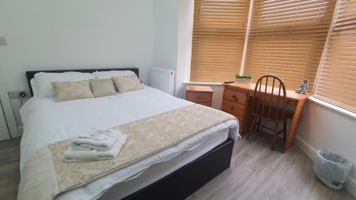 Highfield House - Parking, Private Bathroom, Serving Contractors, Santa Pod!