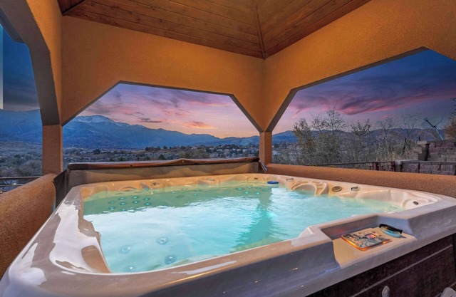 Highland Heights! Hot Tub, BBQ & Mountain Views