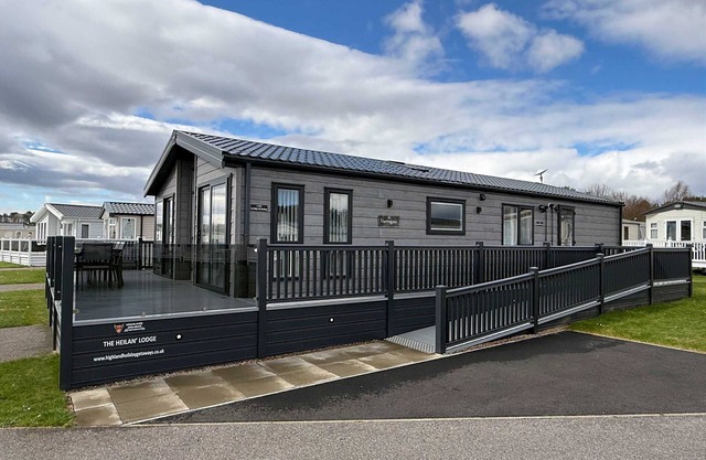 3 Bedroom -Prestige-Lodge-Salle de bain et douche-Vue sur le bois