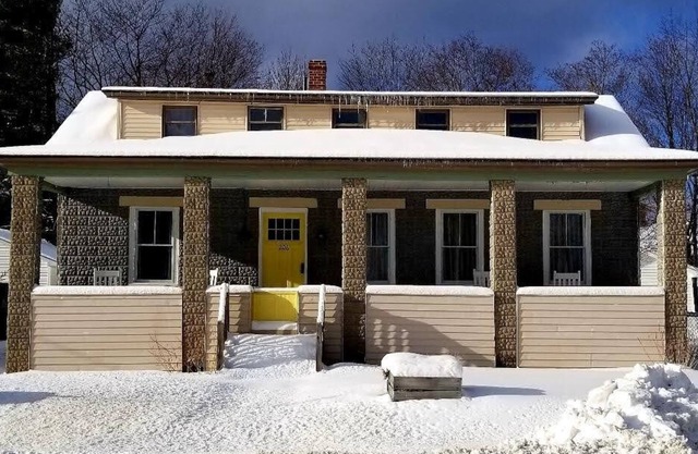 Highland Home Away - Pet Friendly blocks from trail heads
