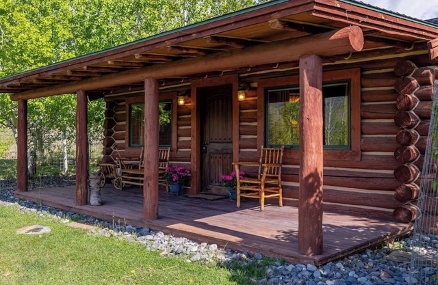 Juste à l'extérieur de la porte est de Yellowstone, cabine entièrement rénovée