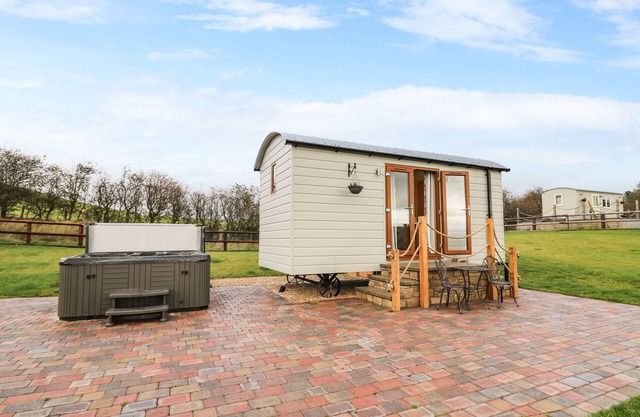 HIGHLAND VIEW, pet friendly, character holiday cottage in Rhayader