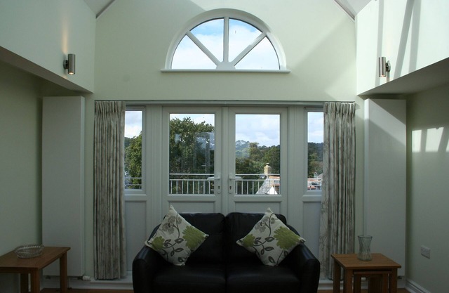 Highlands Apartment 4 - Penthouse avec 2 chambres et balcon sur le toit + vue sur la mer