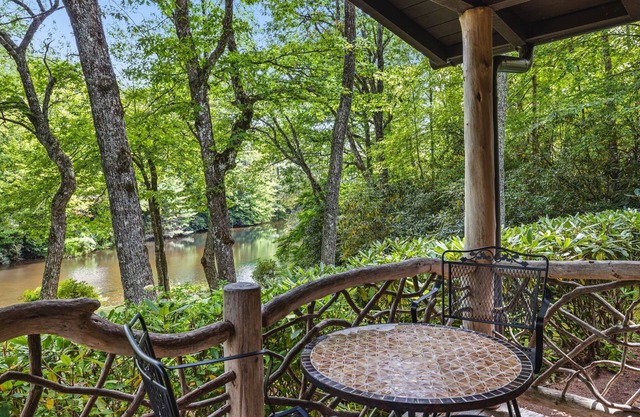 6 min drive to downtown Highlands on scenic pond & Pet Friendly!