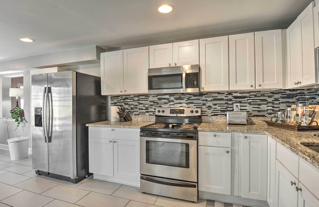 NEW! 'Highlands Cottage' Upscale Getaway w/ Yard!